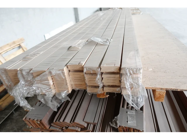 3x pallet diverse houten deurlijsten - afbeelding 4 van  4