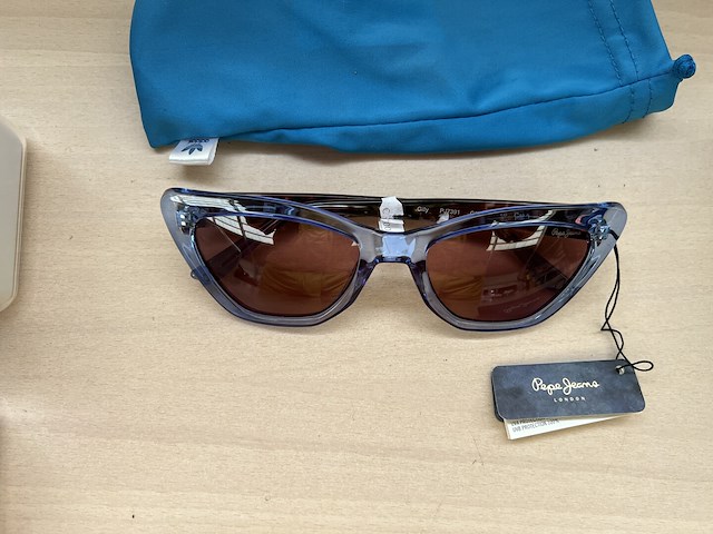 3x zonnebril en oplader - afbeelding 2 van  4