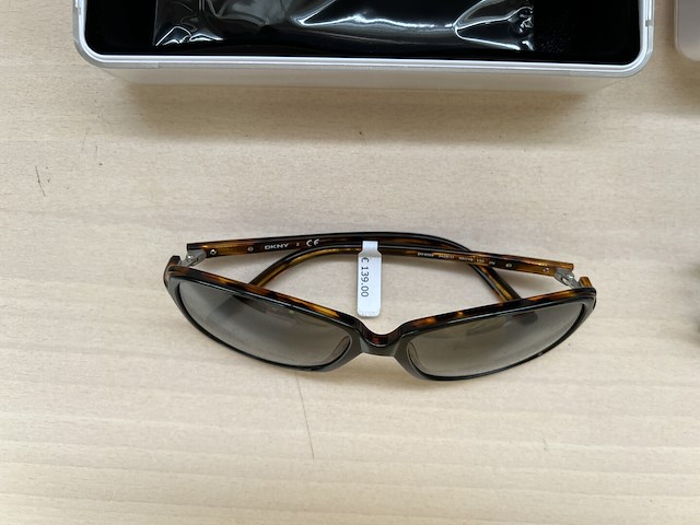 3x zonnebril en oplader - afbeelding 3 van  4