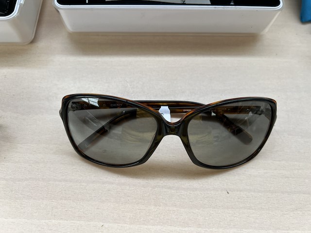 3x zonnebril en oplader - afbeelding 4 van  4