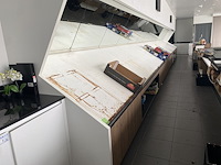 4 - toonbank (wandmeubel) met schuine zijde +spiegels