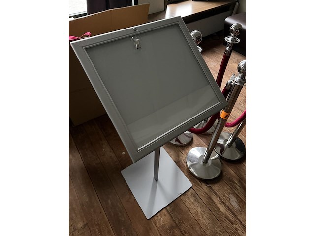 4 afzet-receptiepaaltjes + menubord - afbeelding 2 van  5