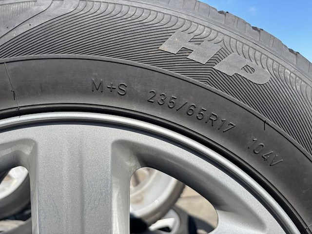 4 all season banden op velg land rover - afbeelding 4 van  5