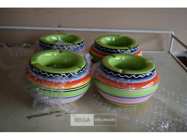 4 asbakken - afbeelding 1 van  2