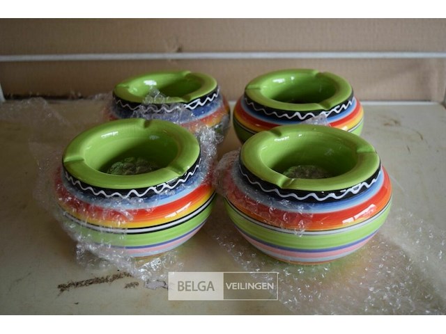 4 asbakken - afbeelding 1 van  2