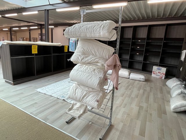 4 babydekbedden, 2 bedlinnen, rek, 2 moskitonetten - afbeelding 1 van  5