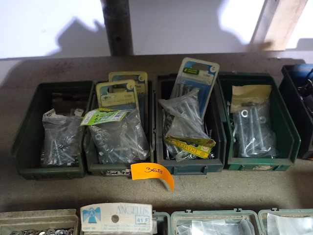 4 bakken diverse bouten - afbeelding 1 van  10