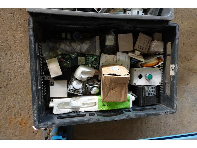 4 bakken electriciteitsmateriaal - afbeelding 3 van  14