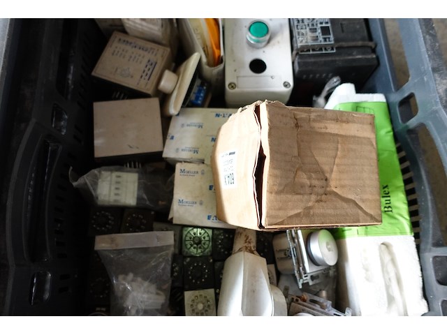 4 bakken electriciteitsmateriaal - afbeelding 5 van  14