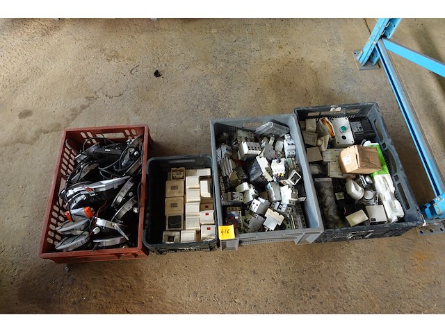 4 bakken electriciteitsmateriaal - afbeelding 1 van  14