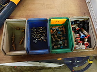 4 bakken met persluchtkoppelingen - afbeelding 1 van  3