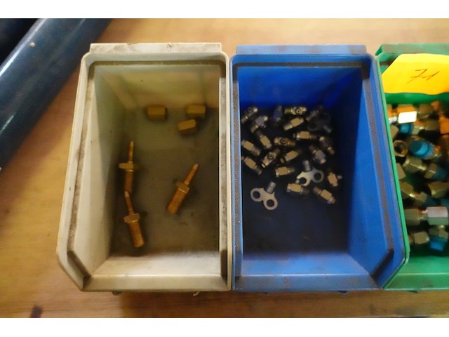 4 bakken met persluchtkoppelingen - afbeelding 2 van  3