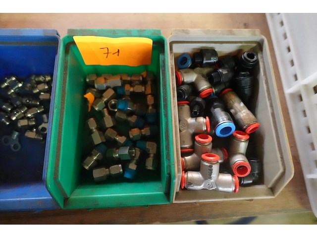 4 bakken met persluchtkoppelingen - afbeelding 3 van  3