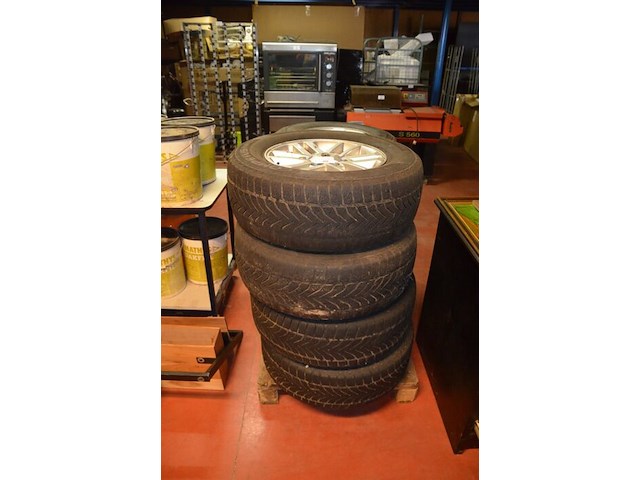 4 banden op alu velg toyota lassa compelus winter 2 265/65r17 116h - afbeelding 1 van  7