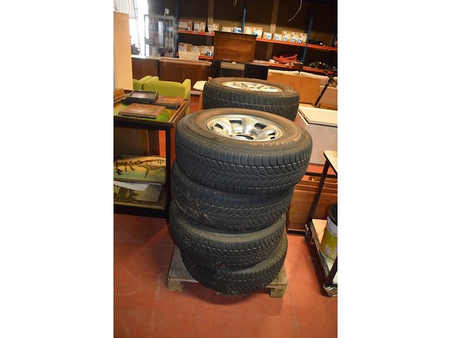 4 banden op velg bridgestone blizzak lm-80 253/75r15 109t - afbeelding 1 van  6