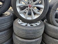 4 banden op velg jaguar - afbeelding 1 van  5