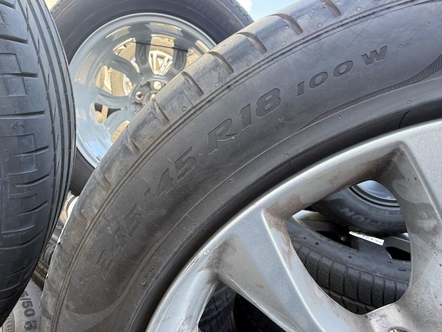 4 banden op velg jaguar - afbeelding 4 van  5