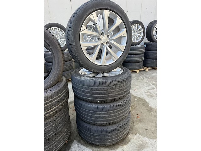 4 banden op velg land rover - afbeelding 1 van  5
