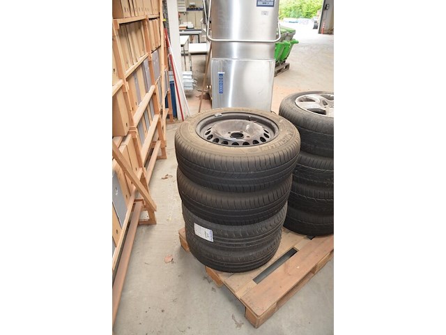 4 banden op velg michelin energy saver 195/65r15 - afbeelding 1 van  6