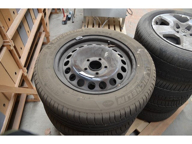 4 banden op velg michelin energy saver 195/65r15 - afbeelding 3 van  6