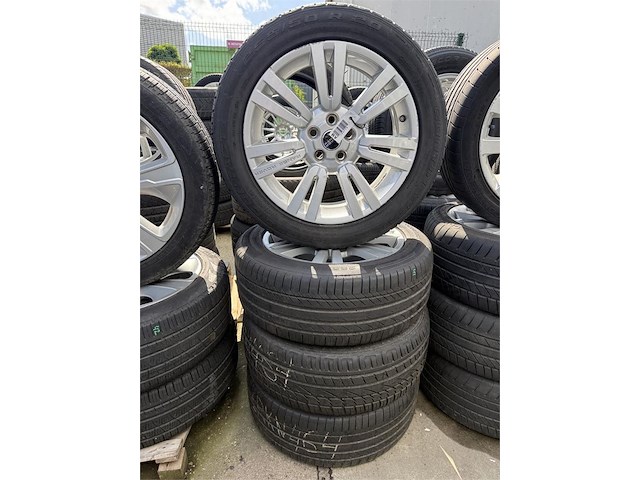 4 banden op velg range rover - afbeelding 1 van  5