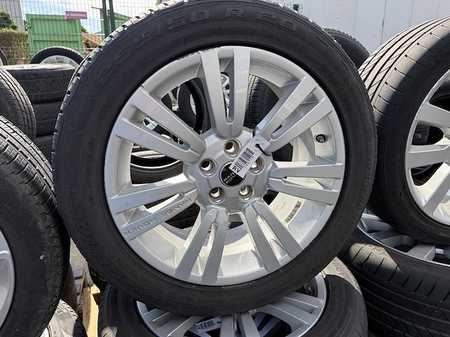 4 banden op velg range rover - afbeelding 2 van  5