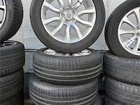 4 banden op velg - afbeelding 1 van  5