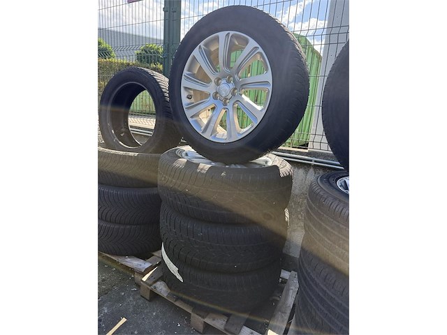 4 banden op velg - afbeelding 1 van  5