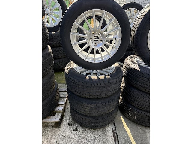 4 banden op velg - afbeelding 1 van  5