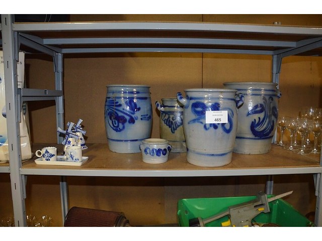4 boterpotten, 2 windmolens delfst blauw aardewerk, melk en suiker set delfst blauw - afbeelding 1 van  7