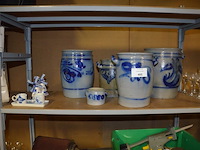 4 boterpotten, 2 windmolens delfst blauw aardewerk, melk en suiker set delfst blauw