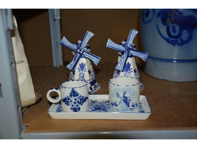 4 boterpotten, 2 windmolens delfst blauw aardewerk, melk en suiker set delfst blauw - afbeelding 2 van  7