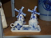 4 boterpotten, 2 windmolens delfst blauw aardewerk, melk en suiker set delfst blauw - afbeelding 2 van  7