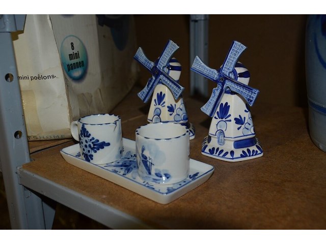 4 boterpotten, 2 windmolens delfst blauw aardewerk, melk en suiker set delfst blauw - afbeelding 3 van  7