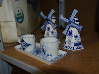 4 boterpotten, 2 windmolens delfst blauw aardewerk, melk en suiker set delfst blauw - afbeelding 3 van  7