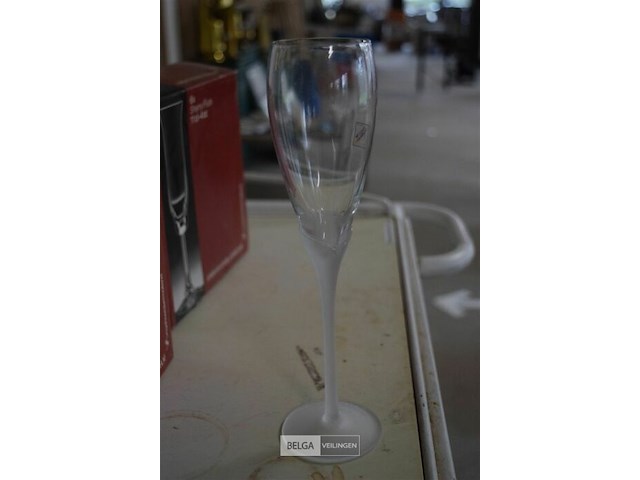 4 champagne glazen - afbeelding 4 van  4