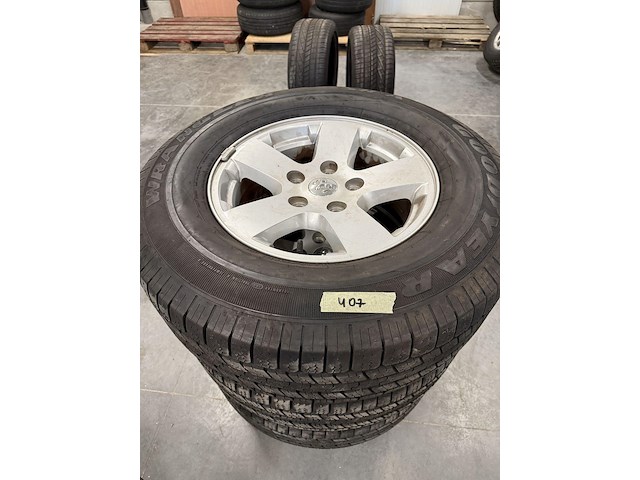 4 complete banden dodge ram - afbeelding 1 van  3