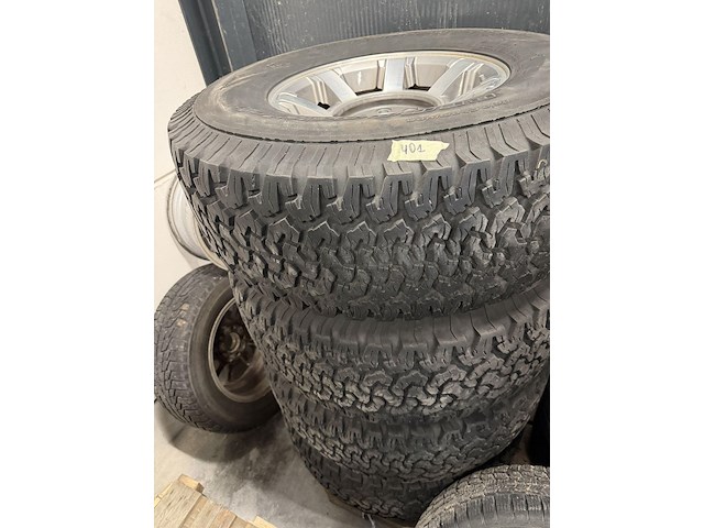 4 complete banden hummer - afbeelding 1 van  1