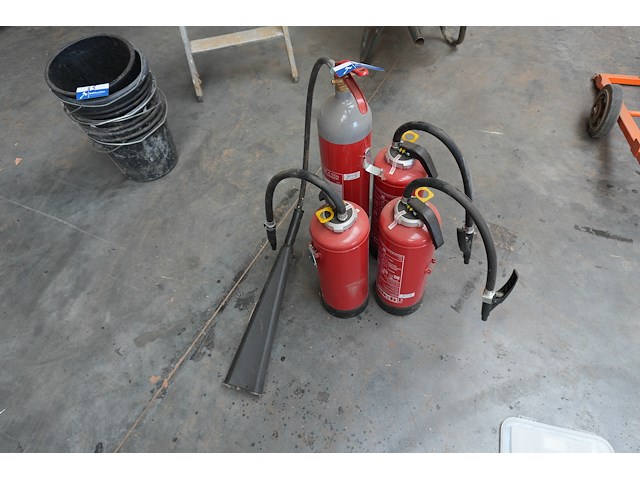 4 diverse brandblusapparaten - afbeelding 1 van  7