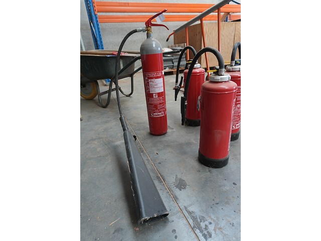 4 diverse brandblusapparaten - afbeelding 2 van  7