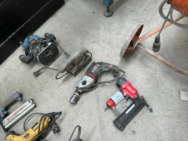 4 diverse gereedschappen - afbeelding 1 van  5