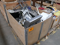 4 diverse houten palletboxen met inhoud - afbeelding 1 van  5