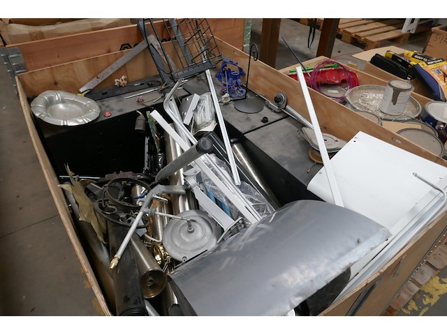 4 diverse houten palletboxen met inhoud - afbeelding 2 van  5