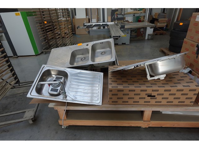 4 diverse inox spoelbakken + onderbouwspoelbak - afbeelding 1 van  6