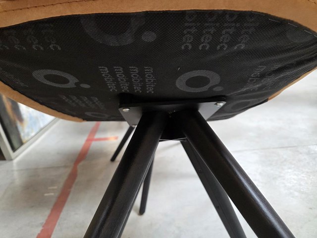 4 diverse lederen eetkamerstoelen mats mobitec - afbeelding 7 van  16