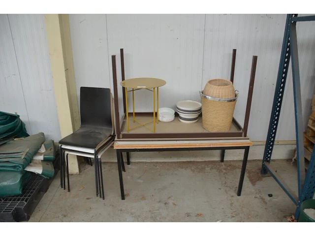 4 diverse stoelen, tafel afm. 120x60x70, tafel 122x72x60, 2 rieten manden, 14 diverse borden, 2 spaghetti borden, geel rond metalen bijzettafeltje - afbeelding 1 van  8