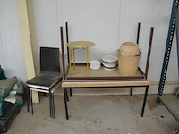 4 diverse stoelen, tafel afm. 120x60x70, tafel 122x72x60, 2 rieten manden, 14 diverse borden, 2 spaghetti borden, geel rond metalen bijzettafeltje