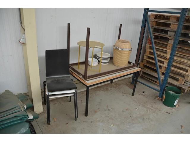 4 diverse stoelen, tafel afm. 120x60x70, tafel 122x72x60, 2 rieten manden, 14 diverse borden, 2 spaghetti borden, geel rond metalen bijzettafeltje - afbeelding 2 van  8