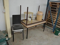 4 diverse stoelen, tafel afm. 120x60x70, tafel 122x72x60, 2 rieten manden, 14 diverse borden, 2 spaghetti borden, geel rond metalen bijzettafeltje - afbeelding 2 van  8