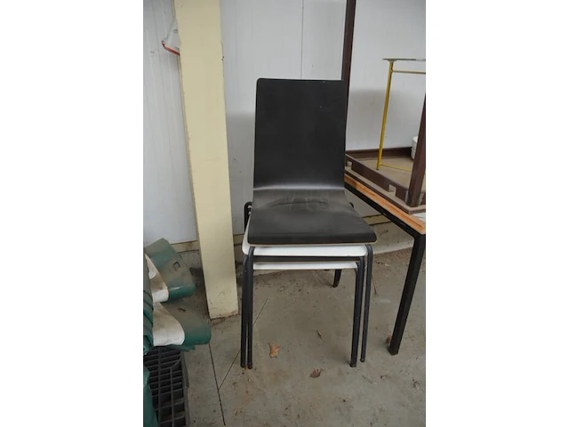 4 diverse stoelen, tafel afm. 120x60x70, tafel 122x72x60, 2 rieten manden, 14 diverse borden, 2 spaghetti borden, geel rond metalen bijzettafeltje - afbeelding 3 van  8